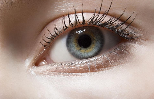 选用适合自己的眼霜眼部皮肤如此纤薄,在选用护理产品时更要注意.